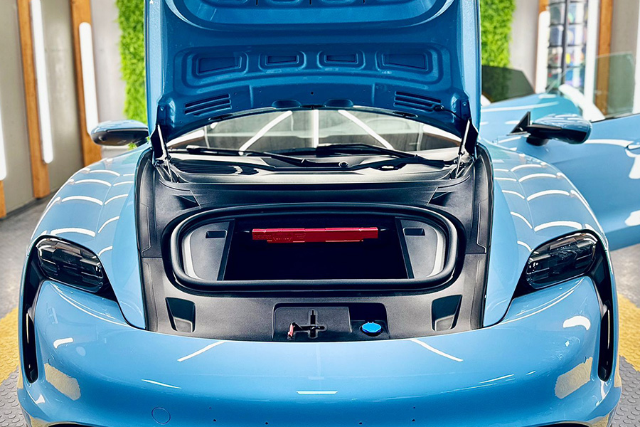 Porsche oklejone unikatową niebieską folią